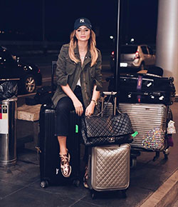 Vestido lookbook con accesorio de moda: Fotografía de moda,  Accesorio de moda,  bolso birkin,  Ideas para vestir en el aeropuerto  