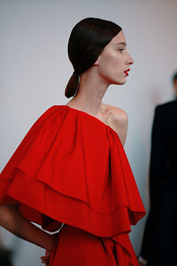 Vestido lookbook rojo con: Desfile de moda,  modelo,  Semana de la Moda,  Alta costura,  Carolina Herrera,  traje rojo,  Top de un hombro  