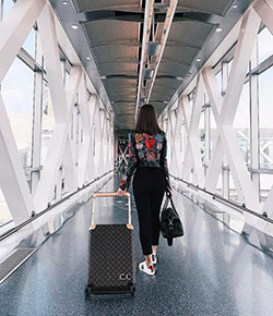Traje de color, equipaje y bolsos, fotografía de viaje.: Fotografía de viajes,  Trajes de viaje,  Ideas para vestir en el aeropuerto  
