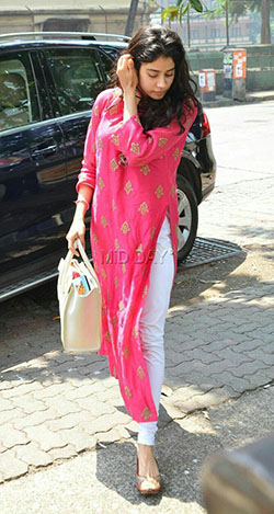 Combinación de colores jhanvi kapoor look, moda callejera, janhvi kapoor, ropa formal: Janhvi Kapoor,  Ropa formal,  Estilo callejero,  Traje Magenta Y Rosa,  Combinación de jeans y kurti  
