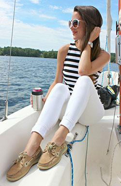Ideas de color mujeres vistiendo sperry sperry top sideder, zapatos náuticos: traje blanco,  Zapato náutico,  Trajes de navegación  