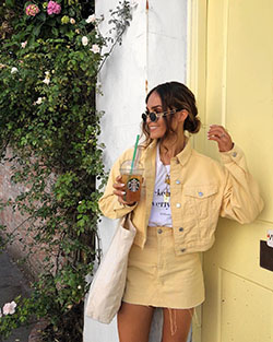 Conjunto de color amarillo y blanco con pantalones capri, crop top, pantalones: top corto,  Pantalones capri,  Estilo callejero,  Traje amarillo y blanco,  Traje de camiseta  