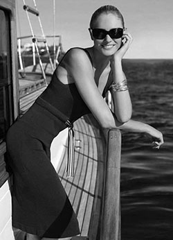 Fotografía de atuendo elegante,: En blanco y negro,  Trajes de navegación  