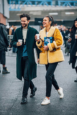 La mejor pareja de la semana de la moda de paris street style, el sartorialist: Estilo callejero,  Semana de la Moda,  trajes de invierno,  traje amarillo,  Semana de la moda de París  