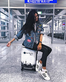 Outfit con ropa deportiva, jeans: Traje de camiseta,  Fotografía de viajes,  Estilo callejero,  Ideas para vestir en el aeropuerto  