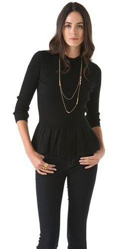 Top peplum negro con jeans | Conjunto de color negro con suéter, blusa, top: Traje de camiseta,  Traje negro,  Tops peplo  
