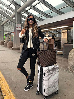 Ootd cuando está en equipaje y bolsos de viaje, moda callejera: Estilo callejero,  Ideas para vestir en el aeropuerto  
