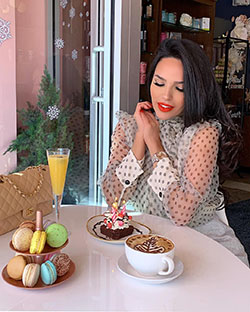 Shadi Y Cair, cabello castaño, dulzura, desayuno.: Pelo castaño,  Trajes de fiesta con estilo,  Shaadi y Silla Instagram  