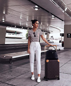 Outfits para ir al aeropuerto: traje blanco,  Ideas para vestir en el aeropuerto,  Estilo callejero,  En blanco y negro  