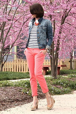 Chaqueta de mezclilla y pantalón rosa.: chaqueta de jean,  Traje de camiseta,  Estilo callejero,  Traje Marrón Y Rosa,  Atuendos Naranjas,  Chaqueta vaquera con top corto  