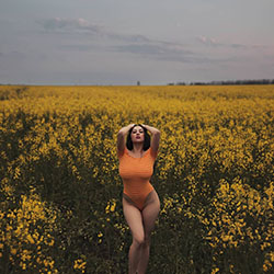 Ideas de fotografía de Louisa Khovanski, personas en la naturaleza, planta de mostaza: louisa khovanski caliente,  Instagram de Luisa Khovanski  