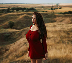 Combinación de colores de vestido de Louisa Khovanski, sesión de fotos de chicas calientes, fotografía para niña: Vestido rojo,  louisa khovanski caliente,  Instagram de Luisa Khovanski  