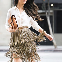 Conjunto estilo blanco con falda.: blogger de moda,  modelo,  Pelo largo,  traje blanco,  Estilo callejero,  Faldas con flecos  