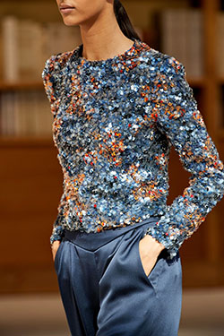 Combinación de colores con blusa, jeans.: Desfile de moda,  modelo,  vestidos de lentejuelas,  Alta costura,  Semana de la moda de Milán,  modainsta  