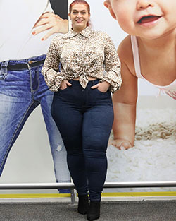 Ioana Chira pantalones, denim, jeans ideas a juego para niñas: Mezclilla,  chicas calientes de talla grande,  Atuendo De Vaqueros,  Pantalones  