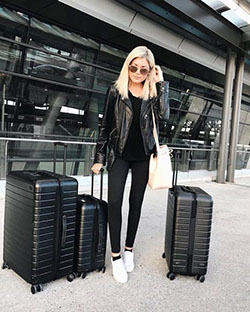 Blogger en el aeropuerto, street fashion, hand luggage: Traje negro,  Estilo callejero,  Ideas para vestir en el aeropuerto  