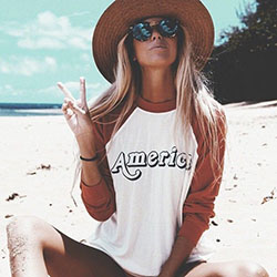 La playa tumblr con sombrero: sombrero para el sol,  Traje de camiseta,  Pelo de surfista,  Traje del 4 de julio  