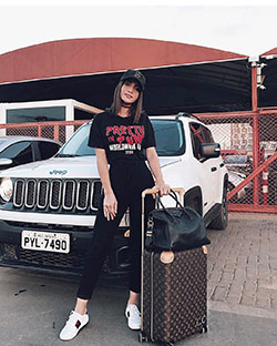 Look de aeropuerto de Camila Coelho, vehículo de lujo, moda callejera, Camila Coelho: Camila Coelho,  Estilo callejero,  Ideas para vestir en el aeropuerto  