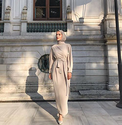 Conjunto color blanco con: Fotografía de moda,  moda islámica,  modelo,  Semana de la Moda,  Estilo callejero,  Traje Blanco Y Beige,  Hiyab  