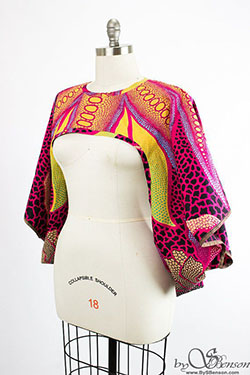 Colección de moda magenta y violeta con blusa, chaqueta.: Fotografía de moda,  Vestidos Roora,  Traje Magenta Y Morado,  Impresiones de cera africanas  