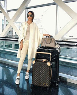 Atuendo de color, debes probar el equipaje y los bolsos de moda de viaje para damas, levántate de viaje: Fotografía de moda,  Estilo callejero,  Ideas para vestir en el aeropuerto  