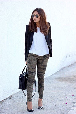 Outfit ideas usar pantalones militares, street fashion: Estilo callejero,  Traje marrón y negro,  Traje de polainas del ejército  