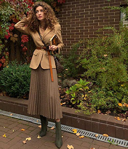 Conjunto estilo marrón con blusa, falda, abrigo.: blogger de moda,  Trajes De Falda,  Estilo callejero,  Traje Marrón  