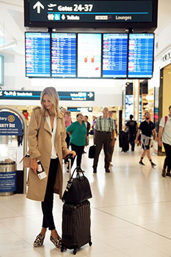 Viaje de trabajo de equipo de color, equipaje y bolsos, terminal del aeropuerto: Ideas para vestir en el aeropuerto,  Trajes de viaje  
