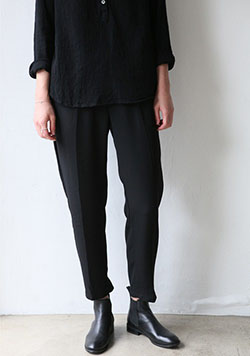 Trajes de nova de moda negra con ropa formal, pantalones, polainas: botas chelsea,  Traje negro,  Atuendos Con Botas  