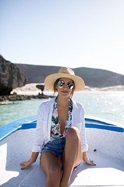 Conjunto estilo blanco con: sombrero para el sol,  traje blanco,  Trajes de navegación  