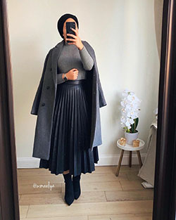 Combinación de color negro con ropa formal, falda, abrigo.: moda islámica,  Semana de la Moda,  Traje negro,  Hiyab,  Abrigo de lana  