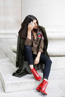 botines rojos looks de invierno: Estilo callejero,  traje negro y rojo,  Vestir Con Botas  