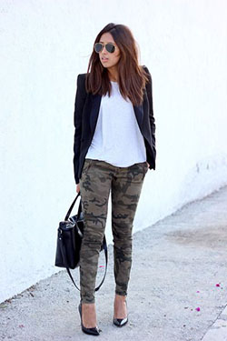 Style outfit usar pantalones militares, street fashion: Estilo callejero,  Traje marrón y negro,  Traje de polainas del ejército  