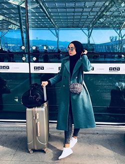 Chica hijab en el aeropuerto, moda modesta, moda callejera, ropa formal, sesión de fotos, gabardina, jilbāb: gabardina,  ropa informal,  Semana de la Moda,  Estilo callejero,  Ideas para vestir en el aeropuerto  