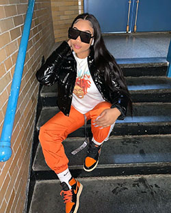 Traje de color naranja con ropa deportiva, pantalón, chaqueta.: Estilo callejero,  Atuendos Naranjas,  Trajes de marimacho para niñas  
