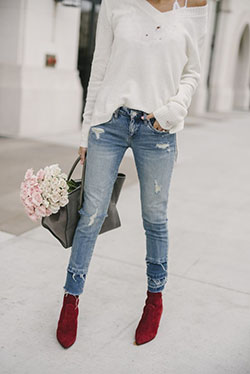 Combinación de color blanco y rosa con jeans rasgados, blazer, denim: Pantalones rasgados,  Traje de camiseta,  Traje Blanco Y Rosa,  Vestir Con Botas  