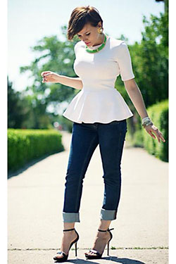 Top peplum con jeans y sandalias Ideas de vestidos peplum top outfit, t shirt: Traje de camiseta,  traje blanco,  Tops peplo  