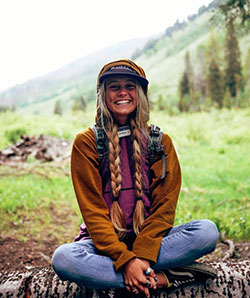 Instagram vestido granola chica viste a personas en la naturaleza, comida para acampar: Traje de camiseta,  Trajes de senderismo  