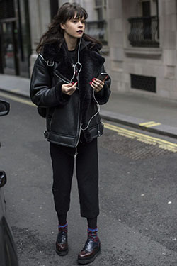 Modelo negro street style london fashion week, chaqueta de cuero: top corto,  Chaqueta de cuero,  trajes de invierno,  Estilo callejero,  Semana de la Moda de Londres,  Chaqueta de cuero negro  