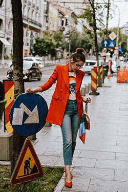 Ideas para vestir traje de blazer naranja zapato de tacón, moda callejera: Traje de camiseta,  Estilo callejero,  Zapato de tacón alto,  Atuendos Naranjas  