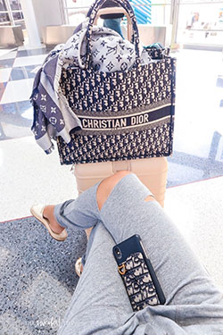 Dior book tote ootd, accesorio de moda, moda callejera, bolsa de pañales, bolsa de mano: Accesorio de moda,  Estilo callejero,  Ideas para vestir en el aeropuerto  