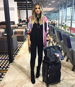 Looks para vuelos largos thássia naves, street fashion: Estilo callejero,  Traje rosa,  Ideas para vestir en el aeropuerto  