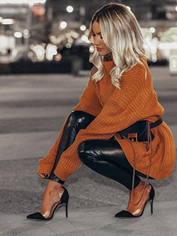 Me encanta esta combinación de suéter naranja quemado y leggings de cuero negro. | Ideas de atuendos de verano 2020: cuero,  suéter,  Ideas de atuendos,  Negro,  trajes de verano,  Polainas,  Amar,  naranja,  Calzas de cuero  