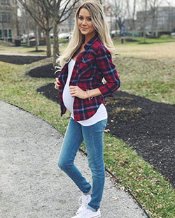 Las mejores ideas para atuendos de maternidad: botones a cuadros, camiseta blanca y jeans ajustados. Un lindo y casual atuendo de embarazo...: Camisa a cuadros,  ropa de maternidad  