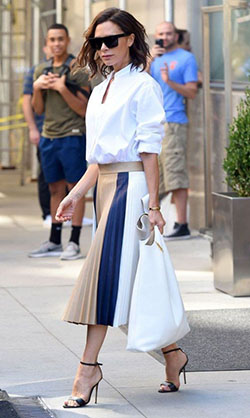 Trajes de trabajo de moda | Falda de cintura alta plisada de doble tono con camisa blanca Ideas de atuendos formales de verano 2022: Ideas de atuendos,  trajes de verano,  Moda fresca  