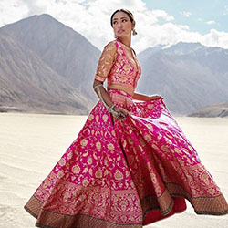 Diseños de Banarasi Lehenga para la novia: Vestido de novia,  modelo,  Ropa formal,  Traje Magenta Y Granate,  sari banarasi,  Atuendos Mehdi,  choli ghagra  