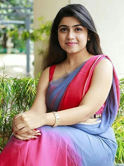 Linda foto de chica india con curvas en sari: 
