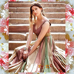 linda chica india en vestido floral: 