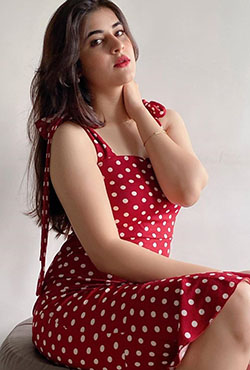 linda chica india con curvas en vestido de lunares rojos: 