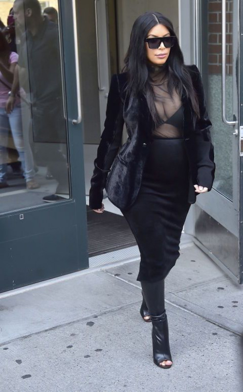 Inspírate con el look de chaqueta de terciopelo de Kim Kardashian: Falda de tubo,  Trajes De Terciopelo,  Traje de invierno informal,  moda de celebridades  